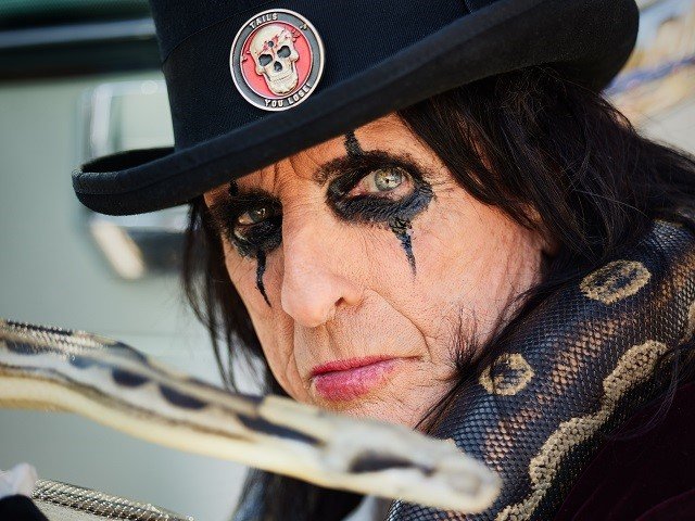 A close-up of Alice Cooper (and friend).